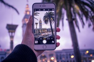 personne prenant une photo de vacances avec son téléphone